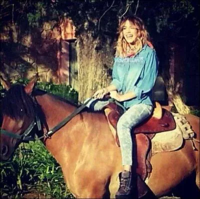  Hoy somos mas  est-elle la chanson chante en premier par Martina Stoessel ?