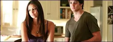 Comment la relation entre Elena et Jeremy volue-t-elle ?