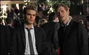 Que tente par tous les moyens de faire Elena dans la saison 3 ?