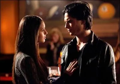 Avec qui commence-t-elle a se rapprocher pendant les recherches ?