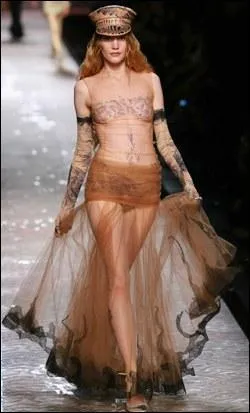 Voici la robe trs transparente qui devrait plaire aux  mles , de :