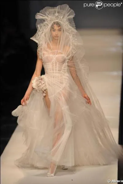 Toute en transparence, voici encore une cration d'un couturier franais qui cre ses bouteilles de parfum en forme de bustes :