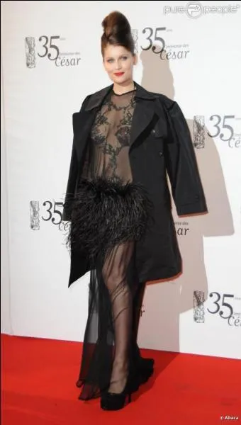 De quel crateur Laetitia Casta porte-t-elle la robe qui n'est pas rserve qu'aux  parisiennes  ?