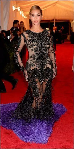 Beyonce est habille, d'une robe audacieuse, par une grande maison dont Audrey Hepburn fut l'grie :