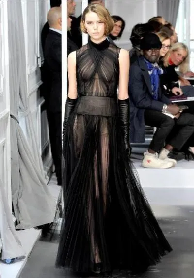 Quel est le crateur de cette jolie robe noire auquel on doit aussi l'eau de toilette  Eau sauvage  ?