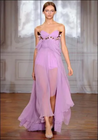 Radieuse robe du soir pleine de fracheur, c'est une cration de la maison de haute couture qui porte le nom de celle qui se nommait Marie Adlade Nielli   :