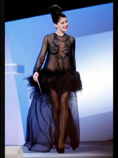 Par quel couturier, ayant cr le parfum  Opium , cette robe fut-elle mise aux enchres ?