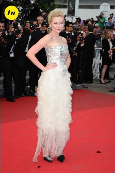 Voici la robe bustier d'une clbre maison de haute couture dont le styliste est Karl Lagerfeld :