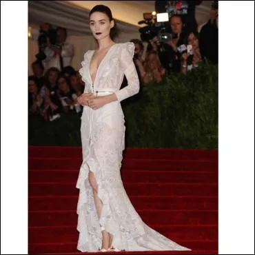 De quelle grande maison de haute couture, reprsente depuis 2005 par le crateur italien Riccardo Tisci, vient cette robe porte par Rooney-Mara ?