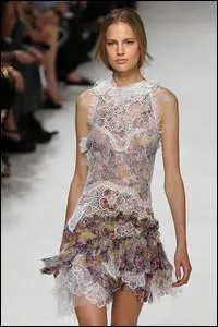 A quelle clbre maison de haute couture dont le premier parfum a t cr en 1948 par son fondateur, doit-on cette dlicieuse petite robe ?