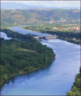 Le castor est maintenant une espce trs protge. Au bord de quel fleuve franais peut-on avoir la chance de rencontrer des castors ?