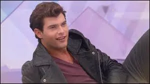 Comment s'appelle l'un des nouveaux personnages qui tente de sduire Violetta ?