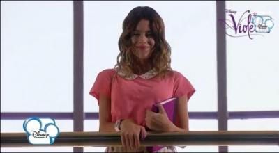 Dans le premier pisode de la saison 2 de  Violetta , pour quelle raison Violetta se trouve-t-elle dans un aroport ?