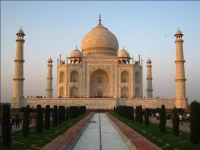 De quand date le Taj Mahal, mausole moghol du Nord-Est de l'Inde ?