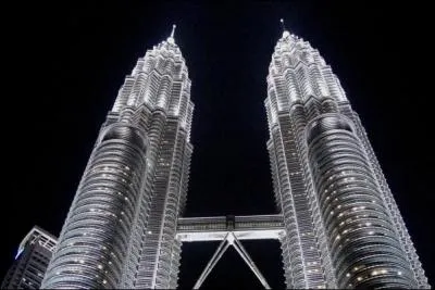 De quand datent les tours Petronas  Kuala-Lumpur (Malaisie) ?