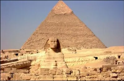 De quand date la Grande pyramide de Gizeh, construite pour Khops ?
