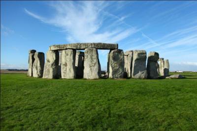 De quand datent les mgalithes de Stonehenge, en Angleterre ?