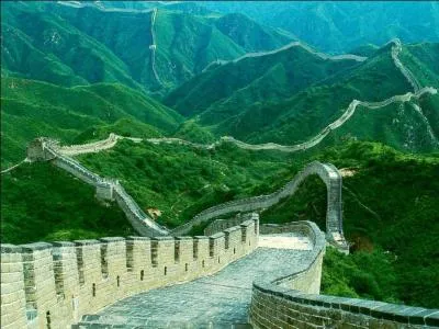 Quand l'empereur Qin lance-t-il la construction de la grande muraille de Chine ?