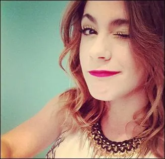 Complte la phrase qu'a dite Martina Stoessel lorsqu'elle a compar son propre look avec celui de Violetta :  Je suis un peu plus ... qu'elle .