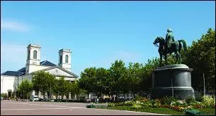 Nous partons  la dcouverte de la ville de La Roche-sur-Yon. Pour cela, nous devons nous rendre en rgion ...