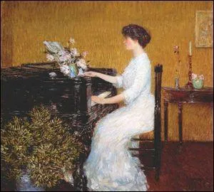 Au piano.