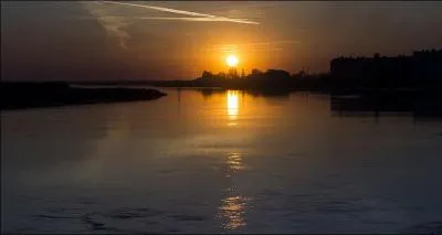 Le Syr-Daria est un fleuve long de 2990 kilomtres et traverse le Kirghizistan, l'Ouzbkistan et le Kazakhstan avant de terminer dans la mer d'Aral. Dans quelle partie du monde ce beau cours d'eau voyage-t-il ?