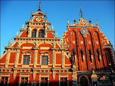 O se trouve la maison des Ttes noires ?