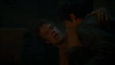 Theon Greyjoy est libr par un mystrieux garon, qui lui donne un cheval et lui dit de chevaucher vers l'est car sa sur l'attend. Qui est en ralit ce garon ?