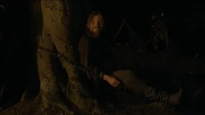 Jaime et Brienne sont prisonniers des Braves Compaings. Qu'arrive-t-il lorsque Jaime commence  se mettre  l'aise ?