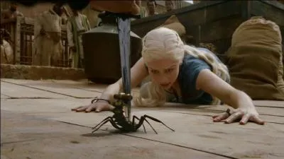 Un Conjurateur, qui a pris l'apparence d'une fillette innocente, tente de tuer Daenerys. Qui la sauve de justesse ?