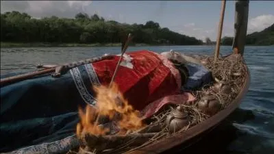 Lors des funrailles de lord Hoster, qui n'arrive pas atteindre la barque avec sa flche enflamme ?