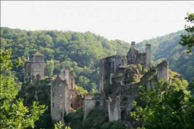 En Corrze, quelles sont ces ruines romantiques qui dominent le cours de la Maronne ?