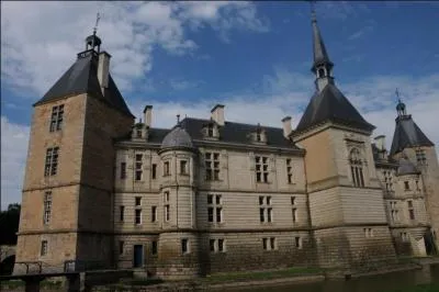 Qui est n au chteau de Sully en Sane-et-Loire ?