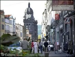 Nous nous promenons dans les rues de la ville auvergnate de Riom. Nous sommes dans le dpartement ...
