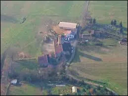 Nous survolons le petit village Gersois de Castex-d'Armagnac. Nous sommes dans le ciel de la rgion ...