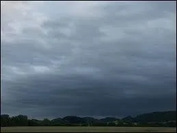 C'est une couche nuageuse grise, uniforme et sans relief. Elle recouvre une grande partie du ciel. Plus ou moins pais, ce nuage peut laisser passer le soleil. S'il est pais, il donne de la bruine ou une toute petite pluie, ce nuage est ...