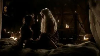 Qui lui apprend l'art fminin de l'amour et les arcanes de l'rotisme ?