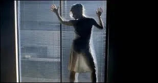 En 1986 Mickey Rourke assiste  un strip tease de Kim Bassinger dans  --- semaines et demi 