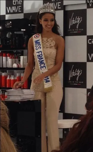 De quelle couleur sont ses cheveux ?