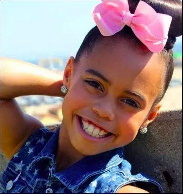 Sa sur se nomme Bella Blue.