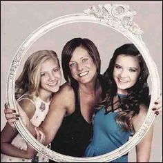 Ces trois filles sont Paige, Kelly et Brooke.