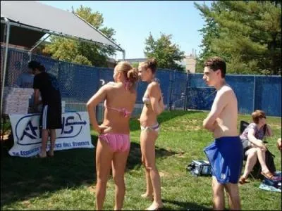 Ah le camping en plein air, le soleil, la dtente (quoique), mais qui a chant : Faut rigoler ?