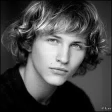 Comment s'appelle le premier petit copain de Clem ?