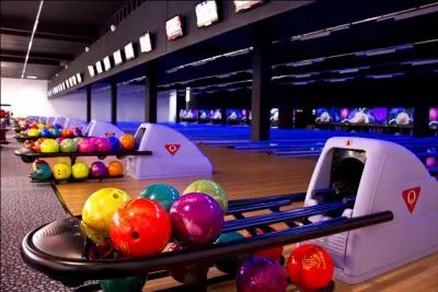 Combien y a-t-il de trous sur une boule de bowling ?