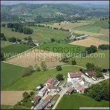 Nous survolons le village aquitain de Larribar-Sorhapuru. Nous sommes dans le ciel du dpartement ...