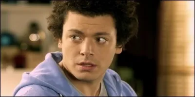 Dans quelle série Kev Adams interprète le rôle d'Adam ?