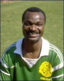 Qui est cet ancien joueur camerounais, clbre pour avoir jou son dernier match en slection  42 ans ?
