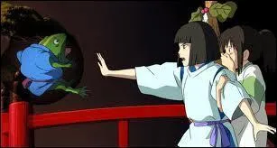 Comment le personnel d'accueil du pont peut sentir que Chihiro est humaine ?