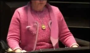 En voilà encore un de Poudlard qui lorgne longuement une poitrine généreuse, celle de la toujours "vavavoum" Mémé Dolorès ! Elle suinte de sex-appeal, celle-ci, n'est-ce pas... ?