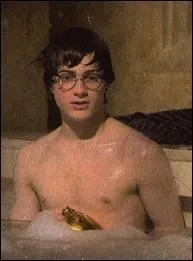 Wouh ! Harry a beau tenter de cacher "la chose" avec le rejeton piqué au dragon, la coquine est déjà sous l'eau en train de profiter du spectacle, et elle a fait de même avec le craquant Diggory. Qui s'en met plein la vue ?